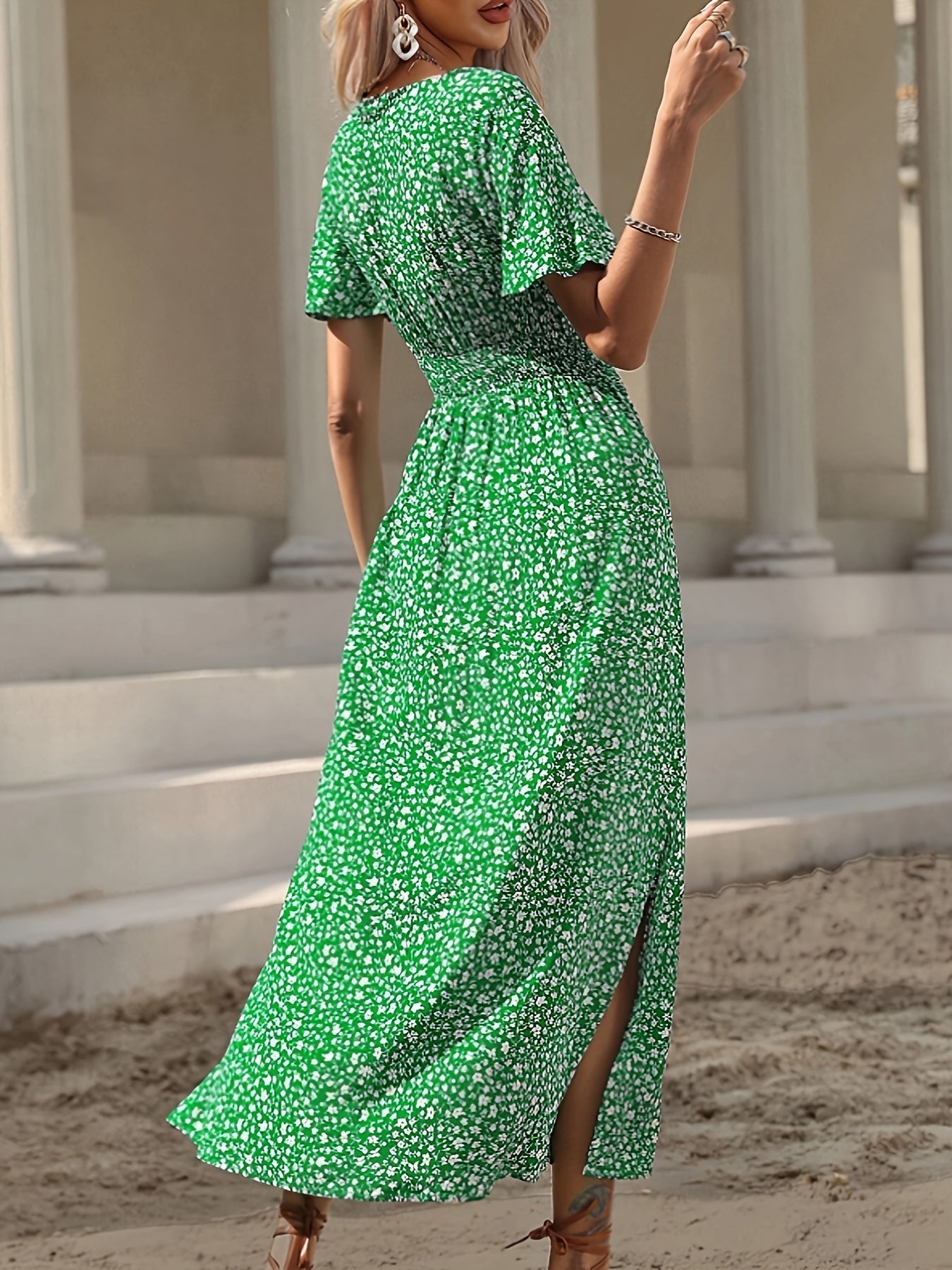 Robe midi fleurie à col en V avec fente